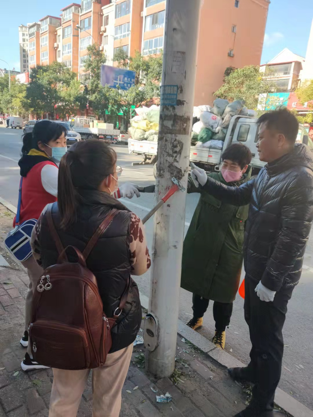 新明街道办事处开展“集中清理小广告，助力创城我先行”活动总结